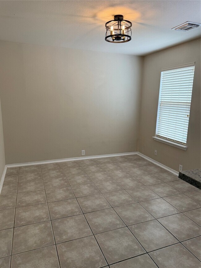 Building Photo - 3933 Brook Hollow Dr