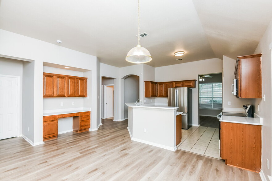 Building Photo - 8905 Friendswood Dr