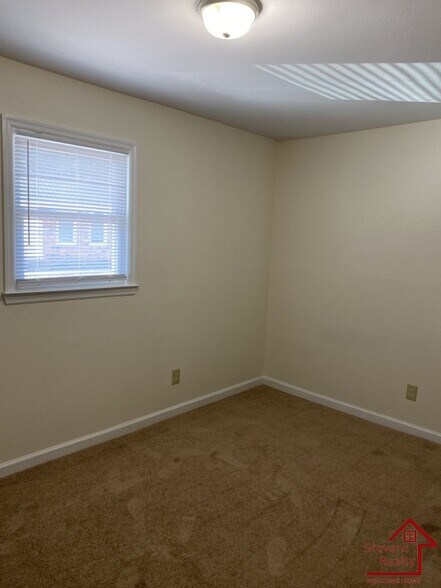 Building Photo - 500 Skyline Dr