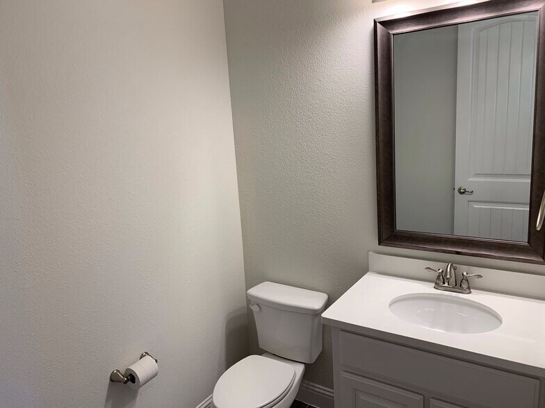 Building Photo - 2420 Holland Grove