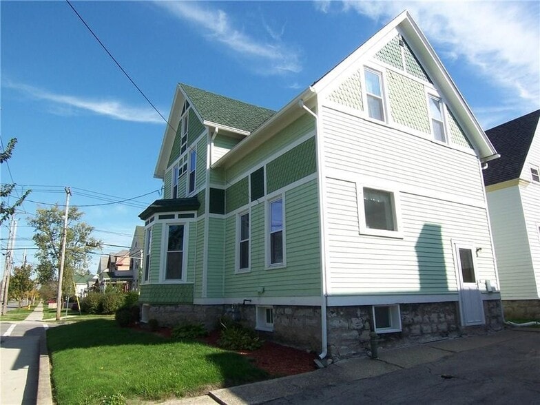 Building Photo - 300 Washington Ave