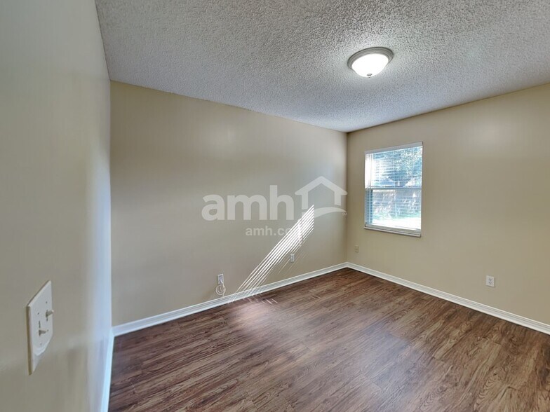 Building Photo - 1915 Breckenridge Blvd