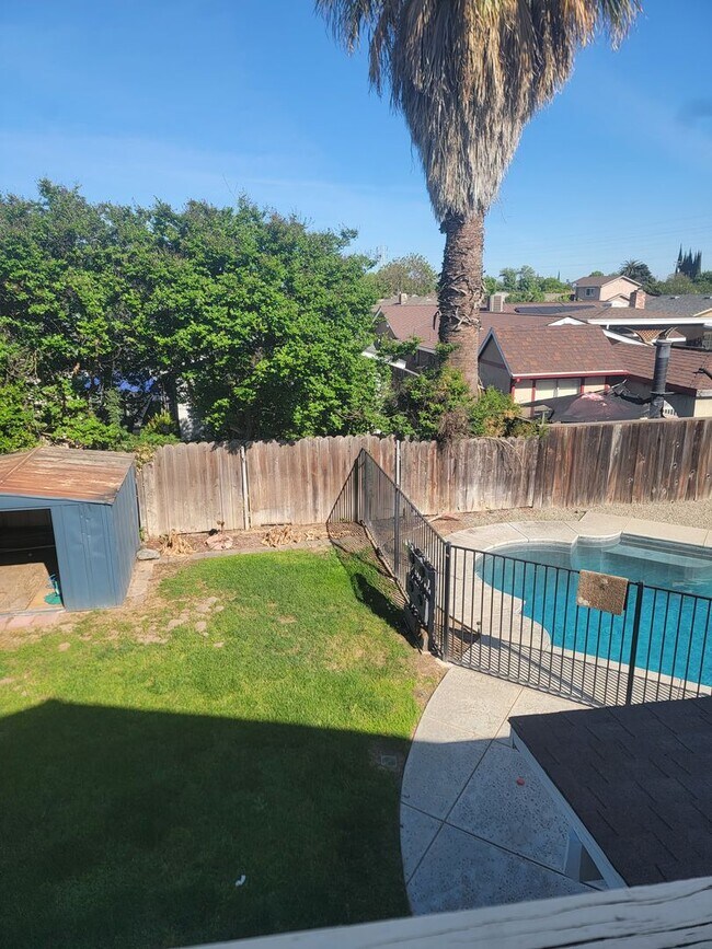 Building Photo - 3 Bed / 2 Bath Home with Pool, RV Parking & Private Balcony