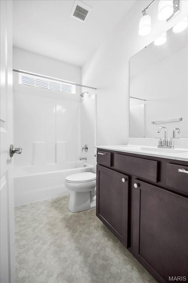 Building Photo - Stunning 3-bedroom, 2.5-bathroom home offe...