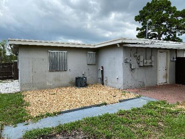Building Photo - Excellent 2/1 Duplex in Desirable Area