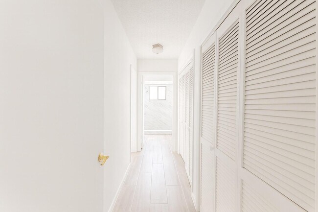 Building Photo - 125 S Palmway