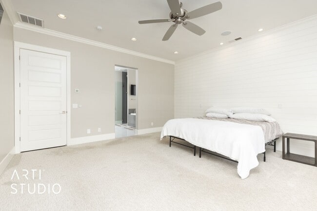 Building Photo - Fully Furnished Gorgeous 5 bed 4 bath with...