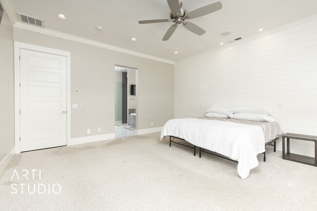 Building Photo - Gorgeous 5 bed 4 bath with AWESOME BACK YA...