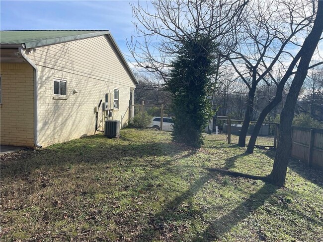 Building Photo - 497 S Wood Ave