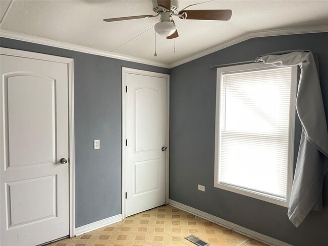Building Photo - 417 Lenora Dr