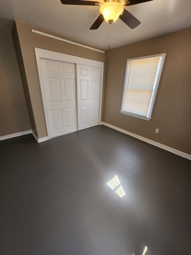 Building Photo - 3 bed 2 bath 1 car garage