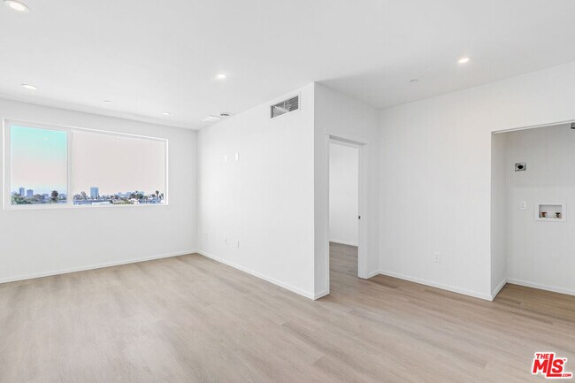 Building Photo - 1227 N Berendo St