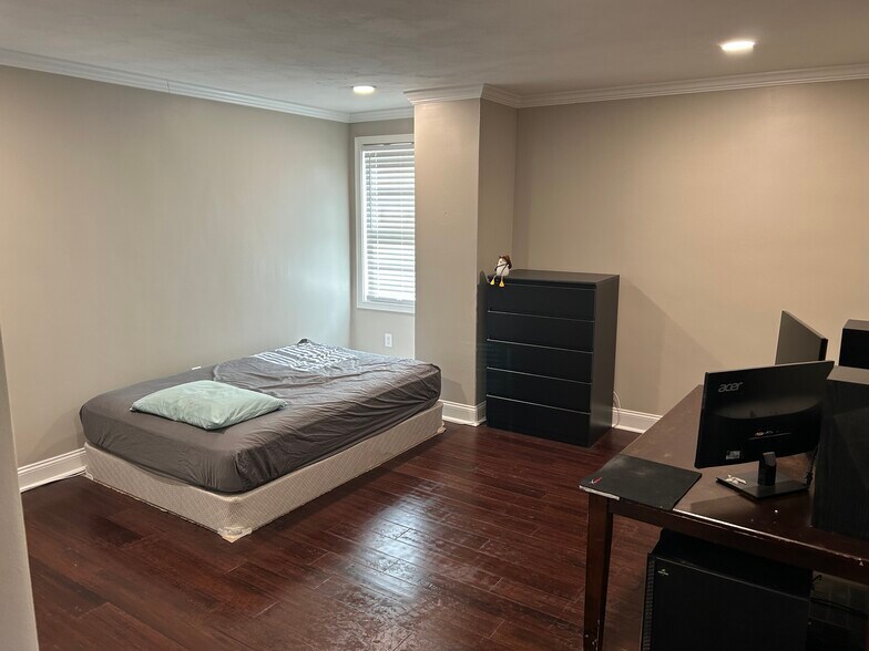 Building Photo - 4054 Howley St