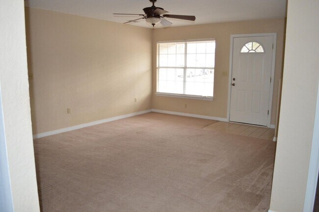 Building Photo - 123 Oak Terrace Dr