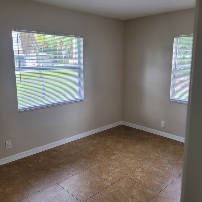 Building Photo - 1824 Beachwood Dr