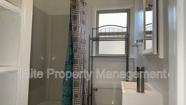 Building Photo - 910 E Mesa Ave