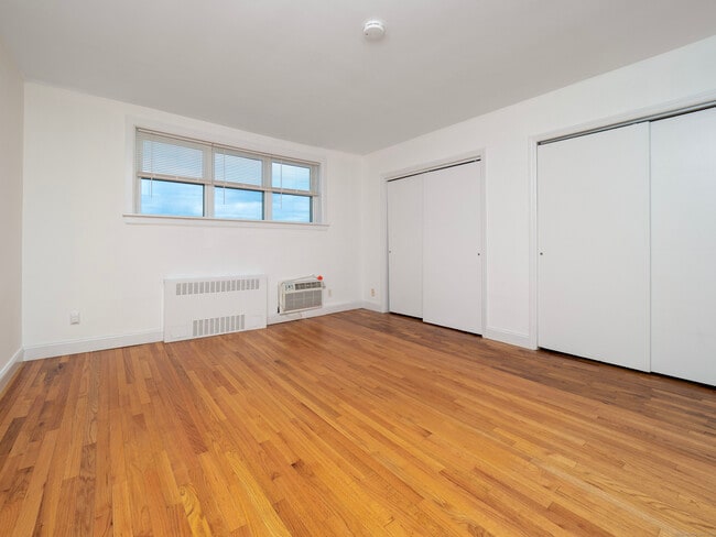 Building Photo - 11 Bedford Ave