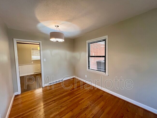 Building Photo - 528 Carolina Ave N