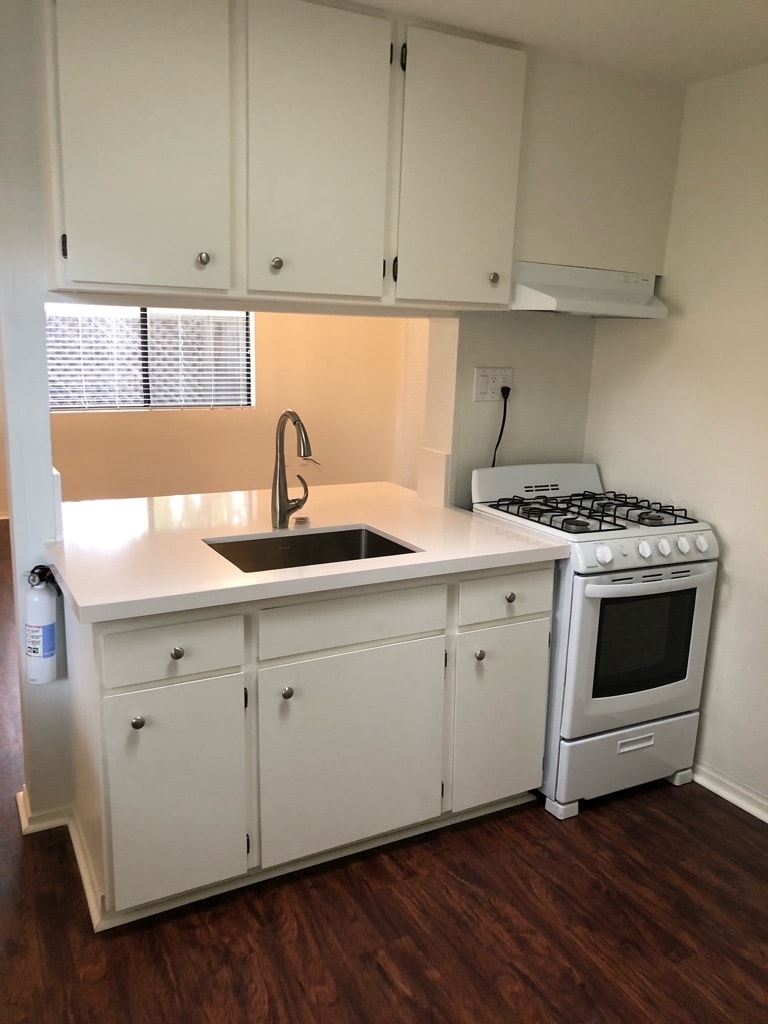 Kitchen - 411 W Dana St