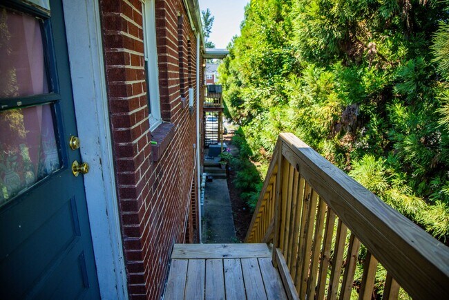 Building Photo - ONE MONTH FREE-Sign by 2/28/2026: Walk to Carytown & the Fan