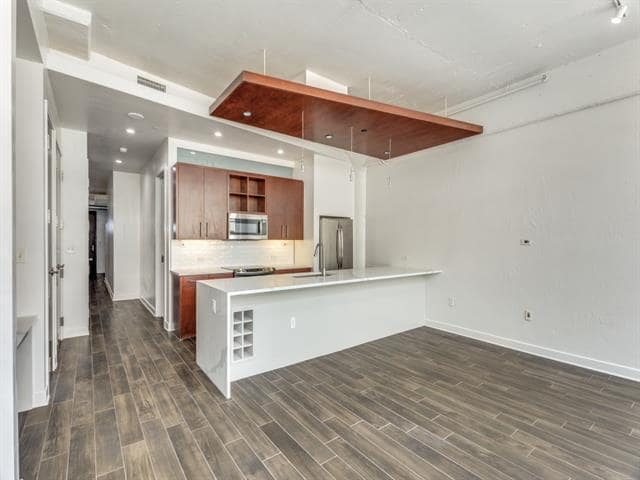 Building Photo - 2600 W 7th St