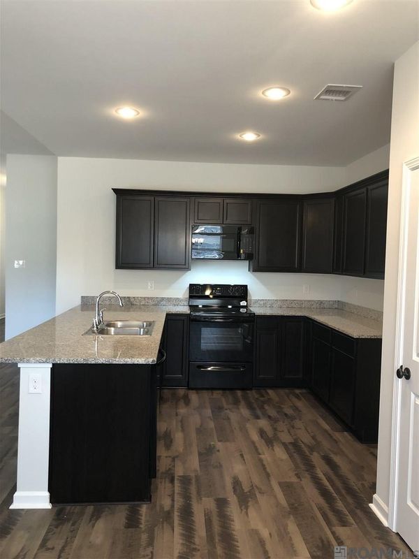 Building Photo - 26612 Parkwood Dr