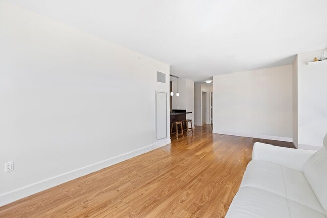 Building Photo - Spacious 2BR/2BA with Beautiful Mountain V...