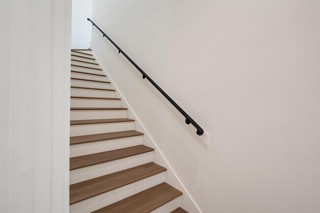 Building Photo - 1117 E Irvin Dr