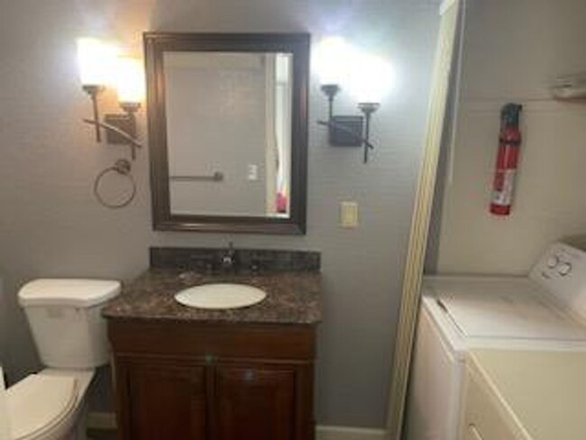 Building Photo - Updated 2BD 1.5BA townhouse in Heart of Be...