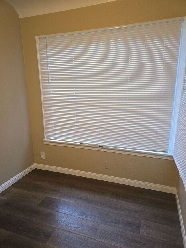 Building Photo - 924 Height St