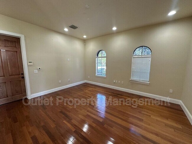 Building Photo - 2005 Baylarian Blvd