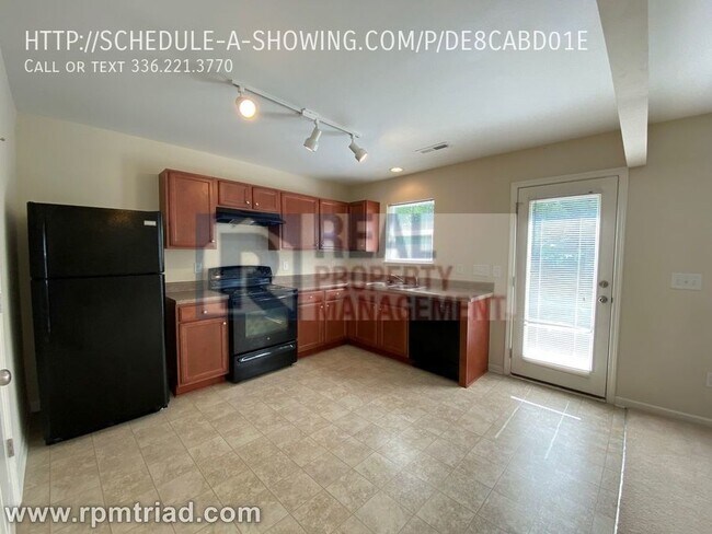 Building Photo - 3 Bedroom / 2.5 Bath Home Available Now!