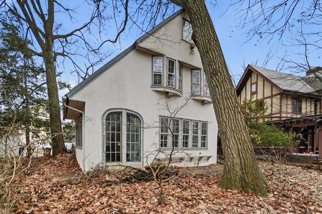Building Photo - Private House on iuka ave Ravine – Central Campus – Newly Renovated - Flexible Pricing