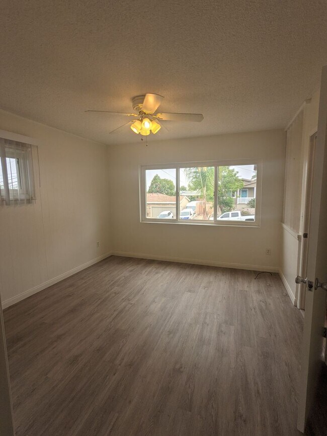 Building Photo - Updated 5 bedroom 3 bathroom house w/ HUGE YARD