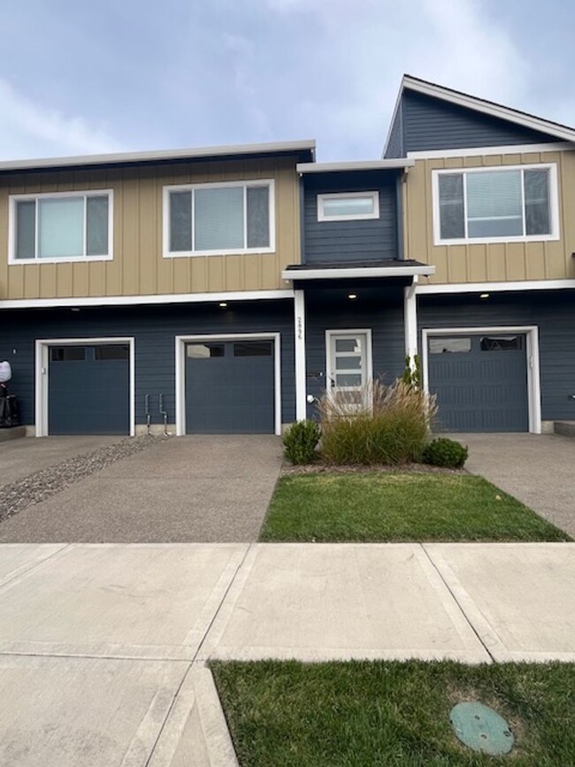 Building Photo - Move in Special - 3 Bedroom 2.5 Bath Townh...