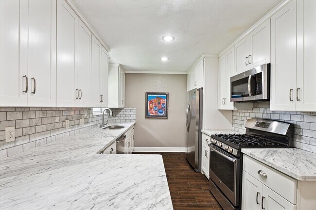 Building Photo - 5807 Duxbury St