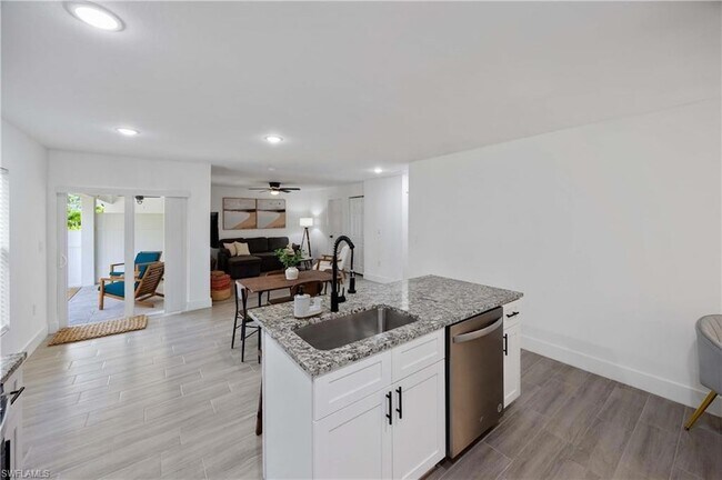 Building Photo - 3860 Outer Dr