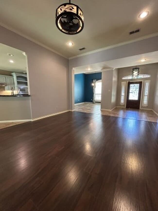 Building Photo - 617 Huntwick Ln