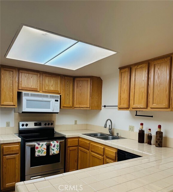 Building Photo - 2700 N Brea Blvd