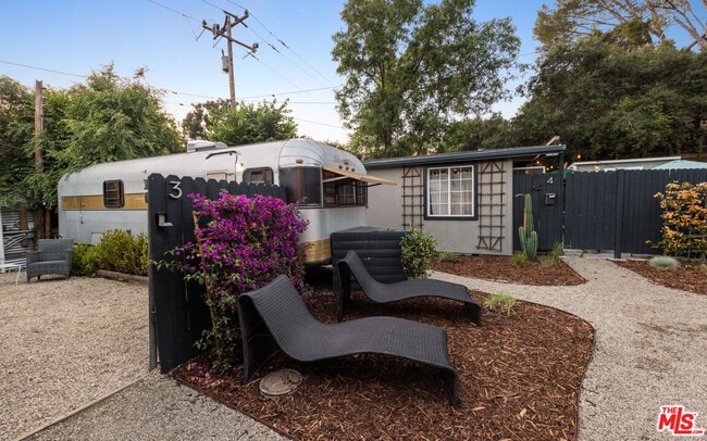 Building Photo - 272 N Topanga Canyon Blvd