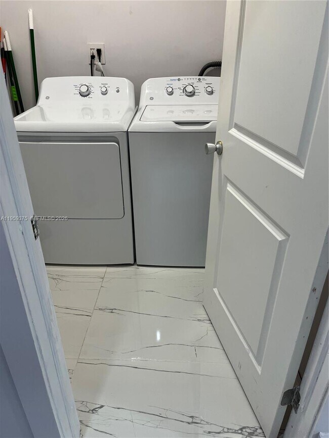 Building Photo - 39 SE 7th St