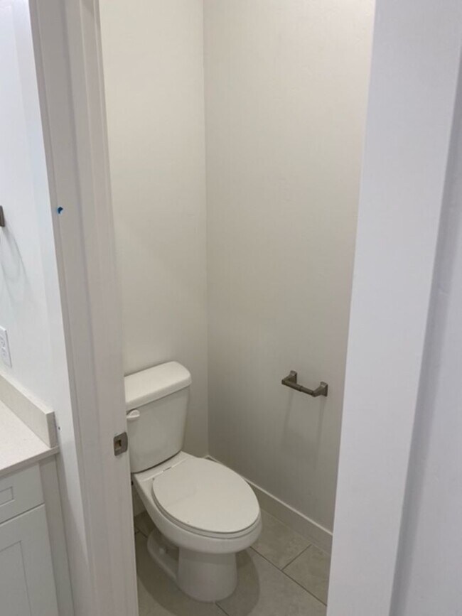 Building Photo - Spacious Town Home