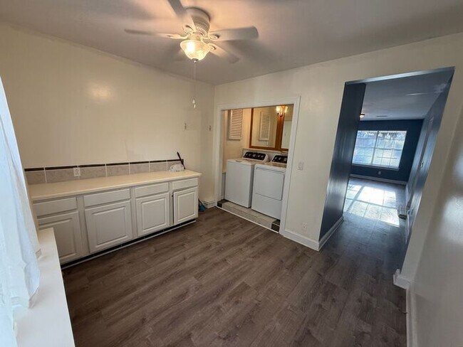 Building Photo - Gulf Breeze Proper - Casablanca - 2 bed, 1 bath