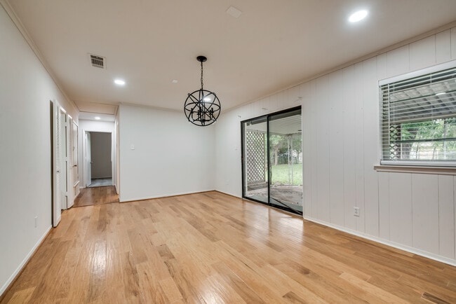 Building Photo - 611 Ray Andra Dr