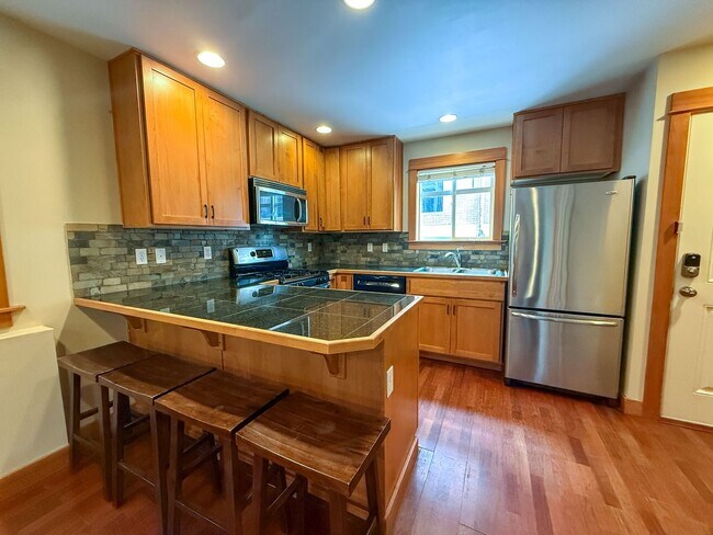 Building Photo - 2bd/1.5ba Seattle Condo