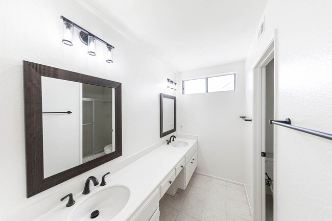 Building Photo - 3 Bedroom home located in the sought-after...