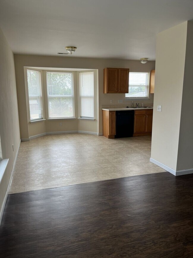 Building Photo - 727 W 5th St