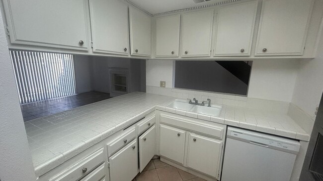 Building Photo - Spacious 3 Bedroom Condo for Rent in Colton