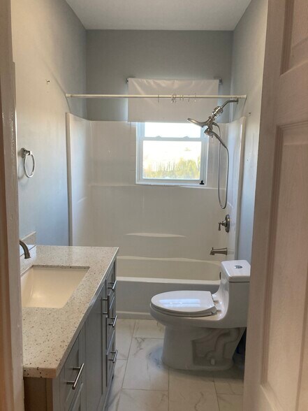 Building Photo - 56 Howland St