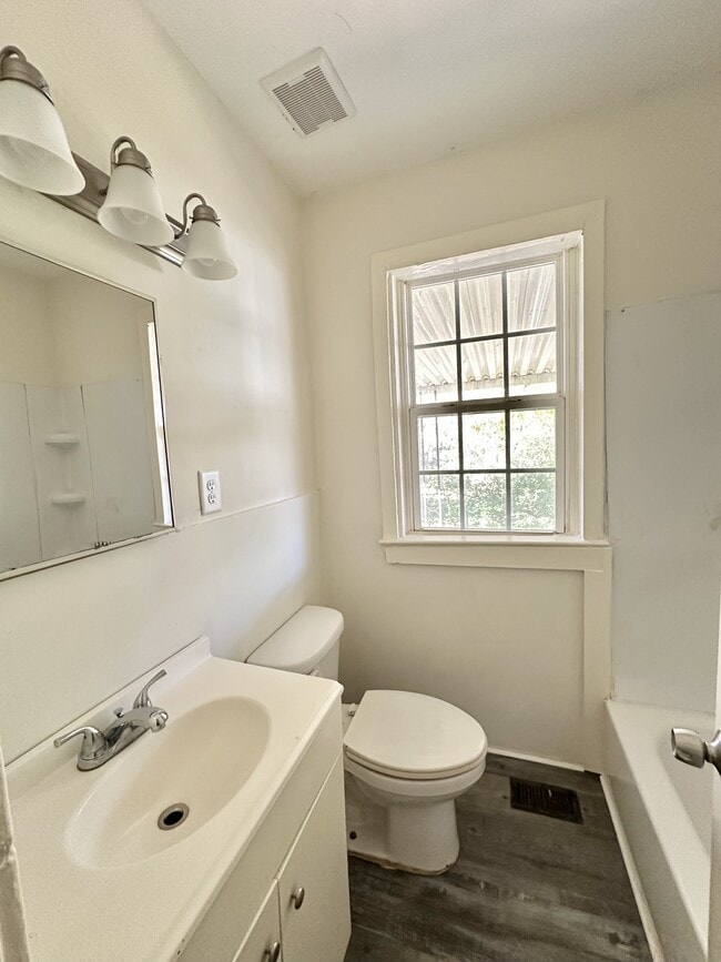 Building Photo - 2026 Lee Ct SW